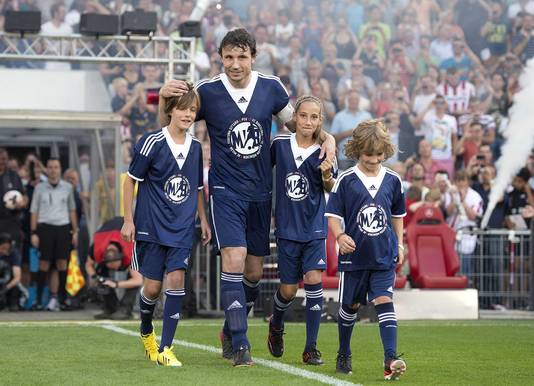 Thomas van Bommel (links) bij de afscheidswedstrijd van zijn vader in 2013.