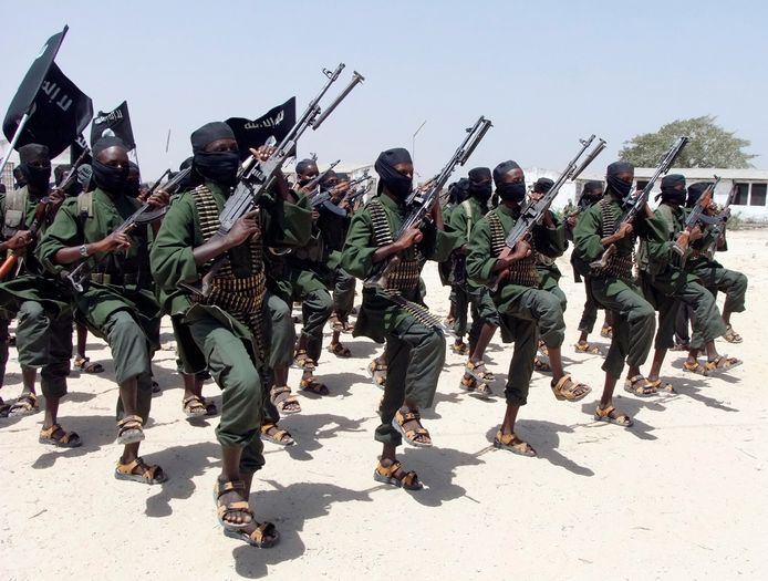 Leden van de Somalische terreurgroep al-Shabaab tijdens een training iets buiten de Somalische hoofdstad Mogadishu, op archiefbeeld uit 2011.
