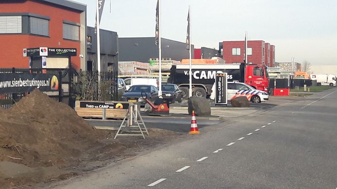 Politie is na de brand donderdagochtend aanwezig bij Van de Camp.