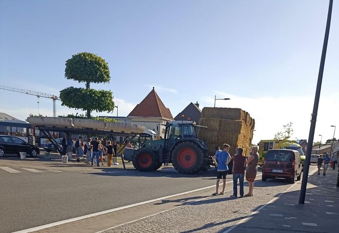 De tractor kwam in schaar over de rijbaan te staan.