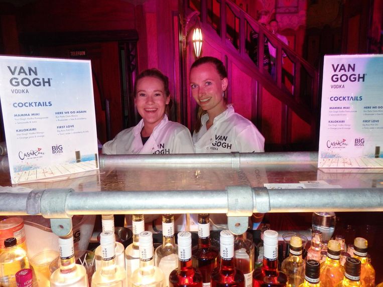 Loïs Meijndert en Jessica Kouwenoord van Van Gogh Vodka met zowaar een cocktailbar in Tuschinksi. Wel ­alleen met een Mamma Mia en Here We Go Again. Beeld Schuim