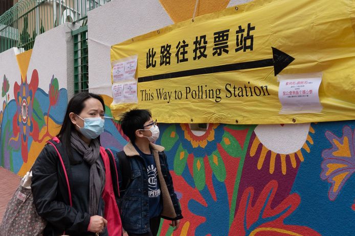 Een banner wijst de weg naar het kieslokaal in Hongkong