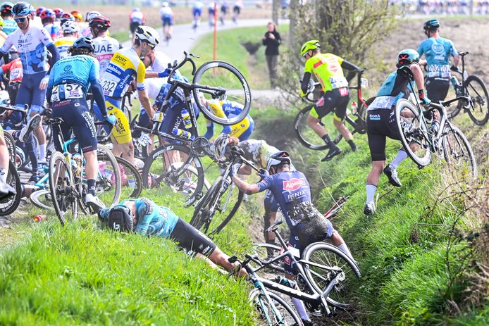 Verschillende renners liggen in de gracht na een valpartij tijdens Gent-Wevelgem.