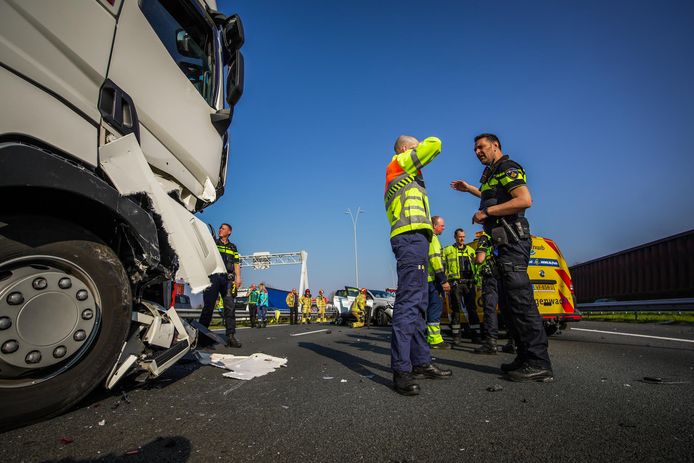 Zowel de vrachtwagen als de auto zijn flink beschadigd.