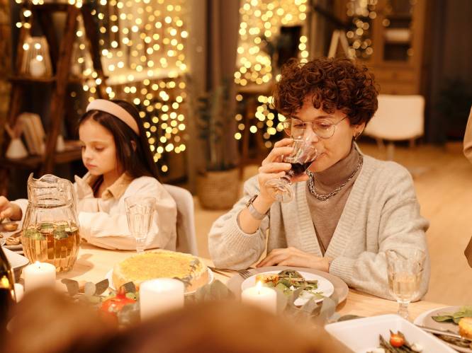 “Iedereen ergert zich aan mijn dronken tante.” 7 lezers delen hun kerstergernissen en krijgen advies van experts