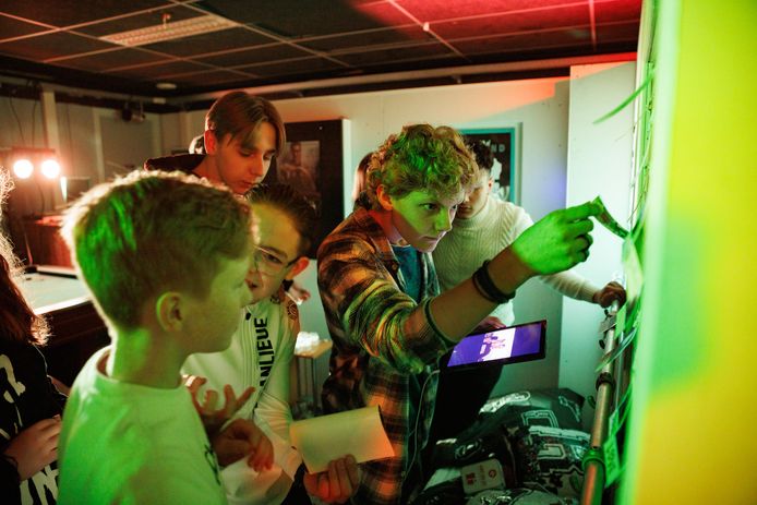 Het jongerencentrum Tune van Meer Moerdijk is omgetoverd tot escaperoom, waar scholieren deze dagen aan de slag gaan.