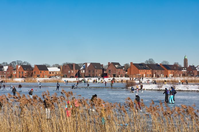Schaatspret op 13 februari 2021 op en langs het ijs in Breda, hier aan de Rogdijk in de Hoge Vucht, kijkend in de richting van Teteringen.