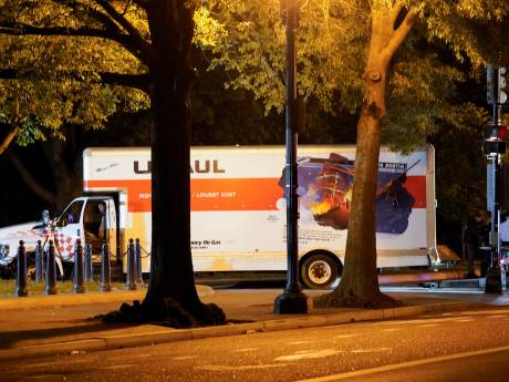 Man rijdt met vrachtwagen in op barrières bij het Witte Huis