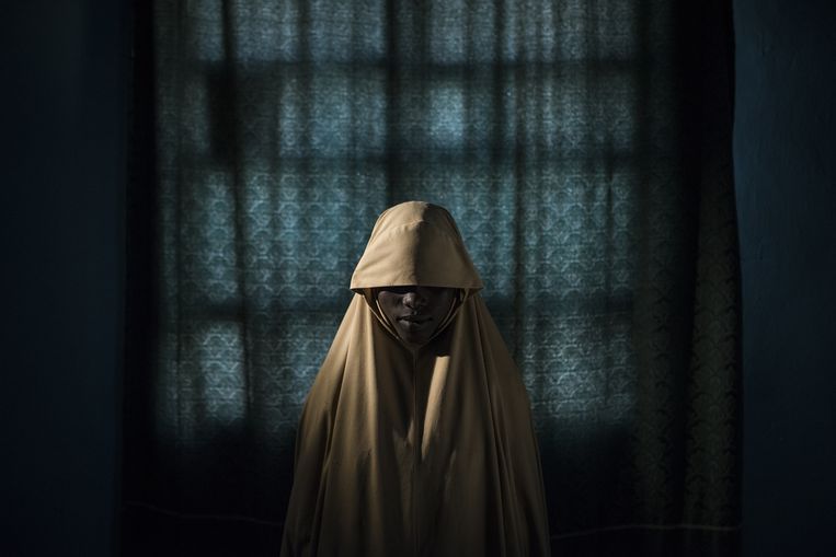 De 14-jarige Aisha, ontvoerd door Boko Haram en ontsnapt. Beeld Photo by Adam Ferguson for The N