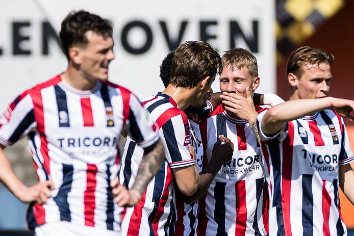 Willem II juicht na de 2-0.