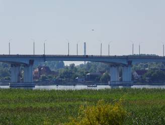 Oekraïne valt belangrijke brug aan in bezette stad Cherson: “De bezetters moeten leren zwemmen”