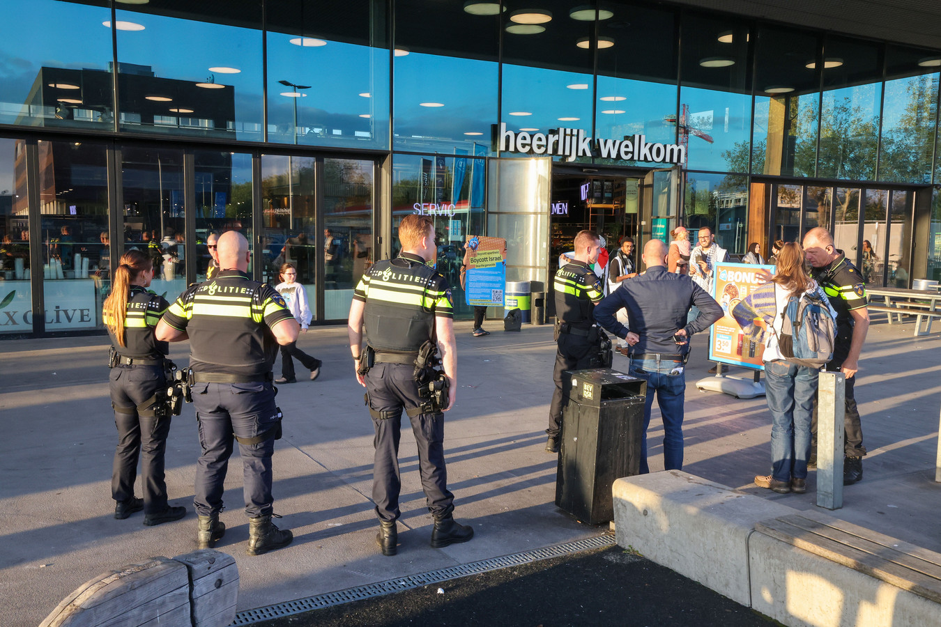 Pro-Palestina demonstratie voor ingang Albert Heijn XL in Eindhoven ...