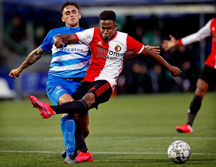 Luis Sinisterra wordt geblokt door PEC Zwolle-verdediger Sam Kersten. Hij loopt hierbij zijn knieblessure op.