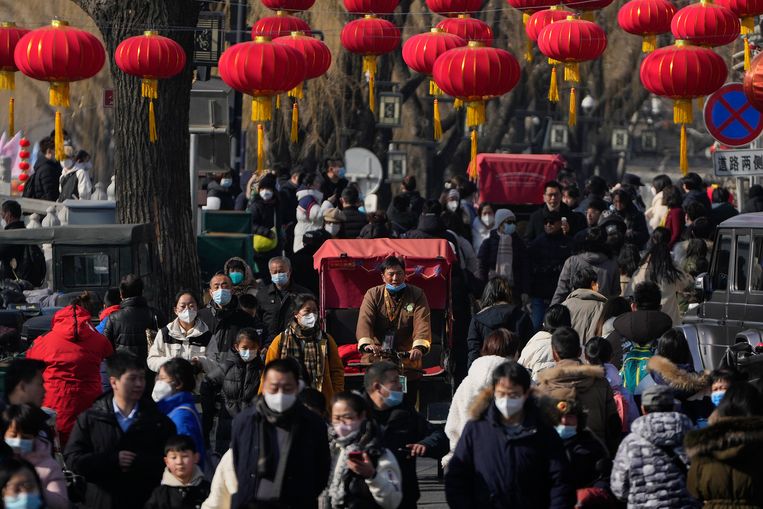 Drukte op straat in Peking nu de strenge coronamaatregelen zijn opgeheven.  Beeld AP