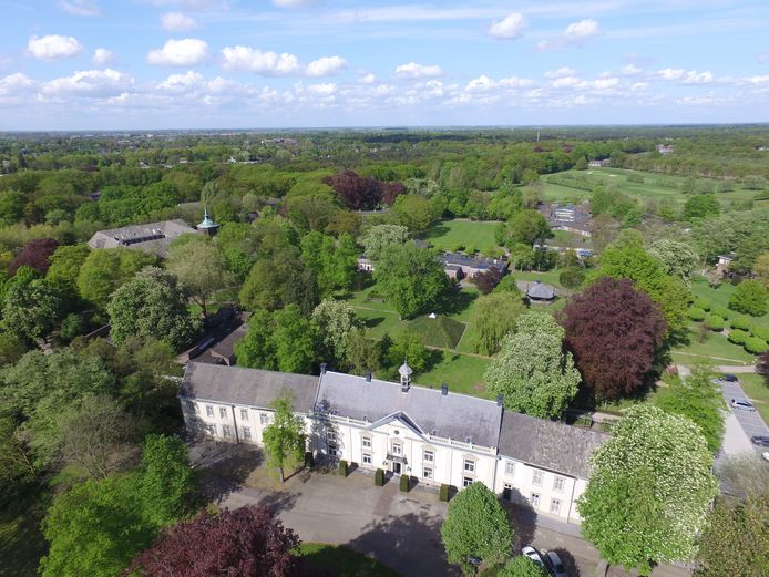 Monumentaal hoofdgebouw Marienwater op landgoed Coudewater