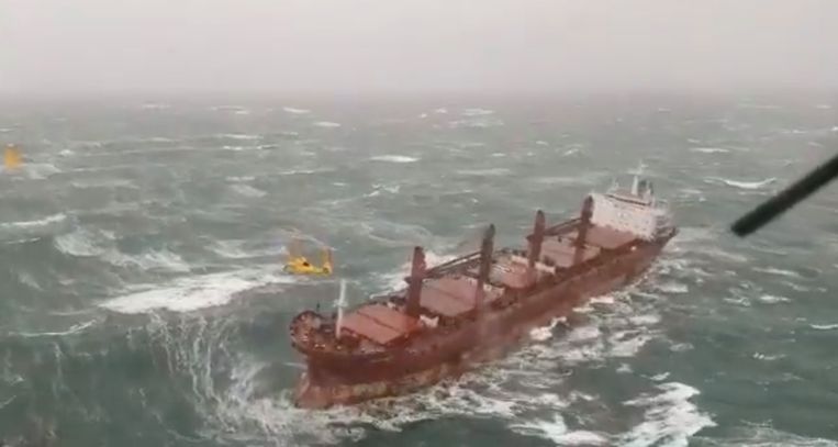 Ter hoogte van IJmuiden raakte een vrachtschip in de problemen door Storm Corrie, toen haar anker als gevolg van de storm werd losgewoeld. Beeld Kustwacht
