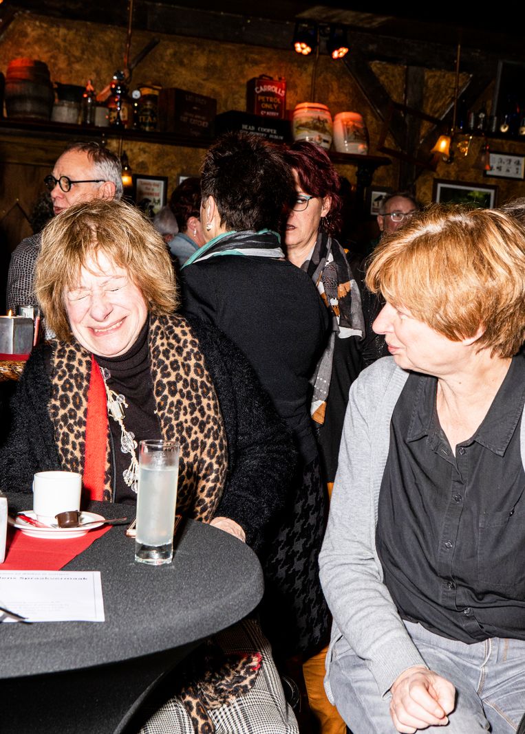 Het publiek tijdens een van de ‘afleveringen’ van Spraakvermaak. Beeld Hilde Harshagen
