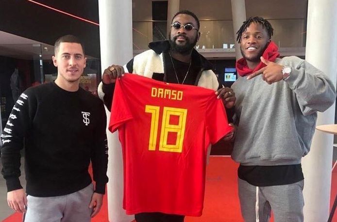 Eden Hazard en Michy Batshuayi hebben vorige week via Twitter onthuld dat Damso het nieuwe WK-lied maakt. Hij kreeg van de twee Rode Duivels een voetbalshirt cadeau.