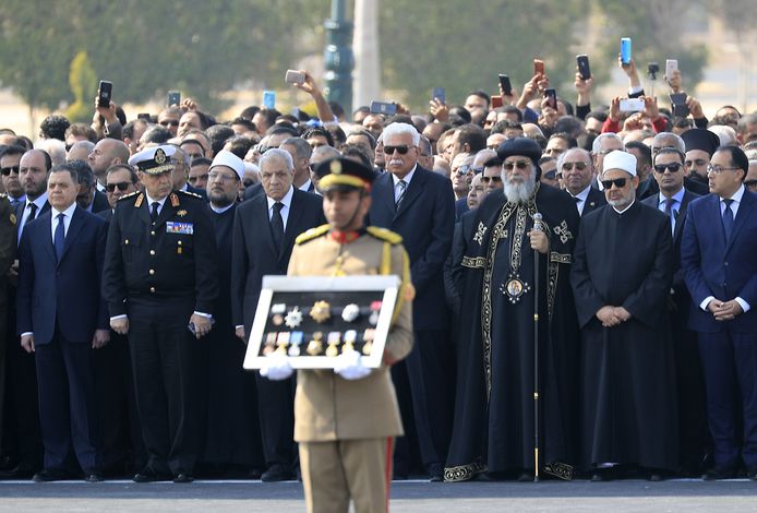 Onder meer de Egyptische groot-imam Ahmed al-Tayeb (twee van rechts), de paus van de Koptisch-orthodoxe kerk Tawadros II (derde van rechts) en Palestijns minister van Buitenlandse Zaken Riyad Al-Maliki (vierde van rechts) woonden de plechtigheid bij.