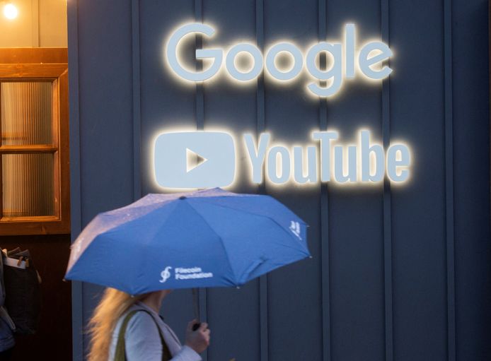 De logo's van Google en Youtube in het straatbeeld van het Zwitserse Davos.