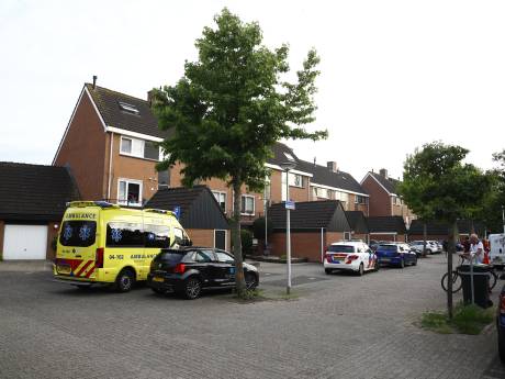 Politie zoekt drie mannen na steekpartij in Zwolle: jong slachtoffer naar ziekenhuis