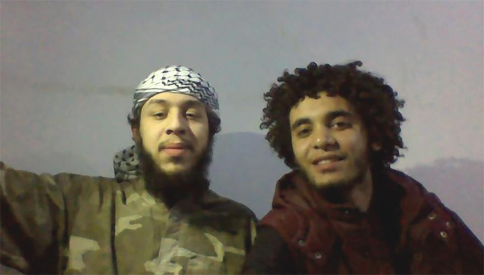 Een Facebookfoto die lange tijd online stond op het profiel van Olivier Calebout: hijzelf en Abelmalek Boutalliss poseren samen in IS-hoofdstad Raqqa, in 2015. Boutalliss blies zichzelf datzelfde jaar op.