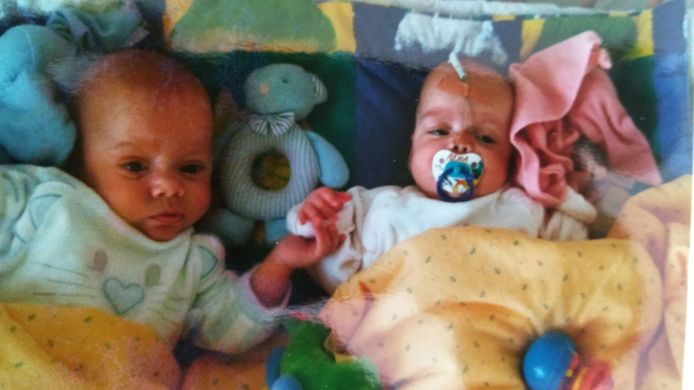Noortje van Lith met haar tweelingbroertje Dirk, die 22 jaar geleden in het Rotterdamse Sophia Kinderziekenhuis ter wereld kwamen