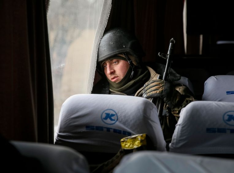 Een soldaat in de bus naar huis, nabij Artemivsk. Beeld REUTERS