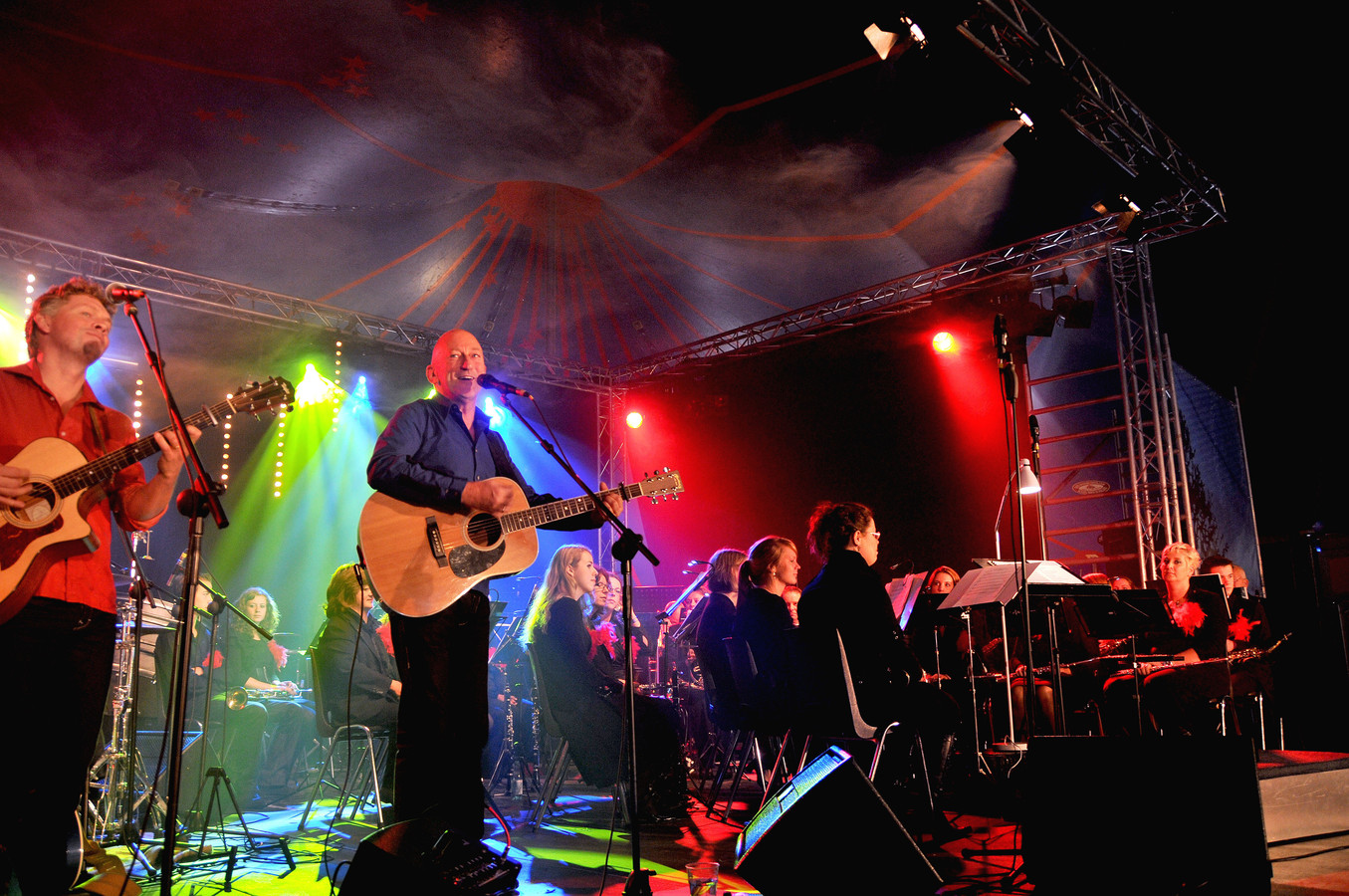 In 2010 trad Asterius samen met Gerard van Maasakkers aan in een volle tent op het Lindepark in Oisterwijk.