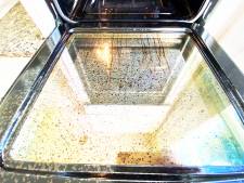 In de oven heeft iets verschrikkelijk gespetterd: zo maak je hem gemakkelijk schoon