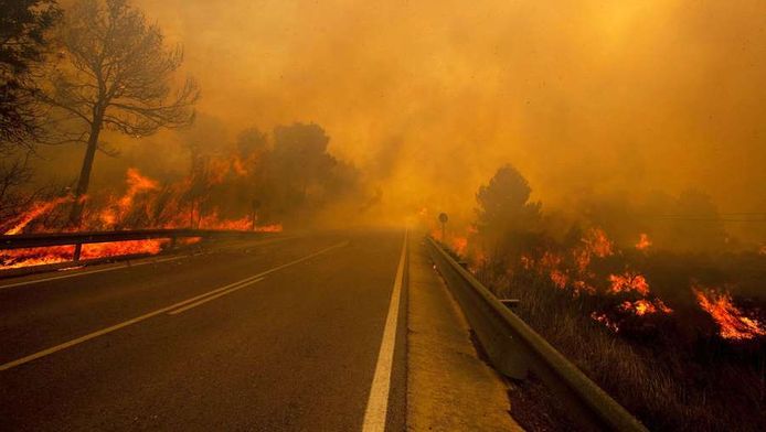 Vlammen rond een weg in Yátova, bij Valencia.