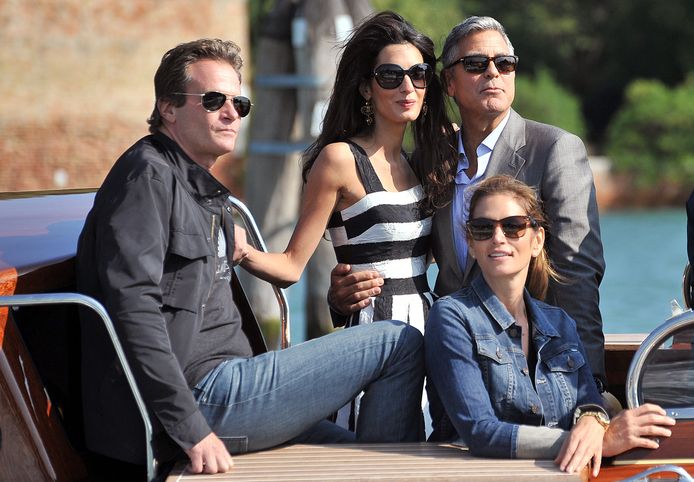 George Clooney en zijn vrouw Amal met Cindy Crawford en haar man Rande Gerber. Rande is één van de vrienden die 1 miljoen dollar cadeau kreeg.