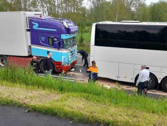 Vrachtwagen rijdt in op bus met schoolkinderen in Grembergen: twaalf leerlingen ter controle naar ziekenhuis