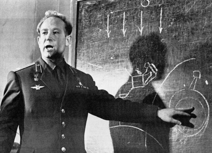 Leonov ging op 19 maart 1965 de geschiedenisboeken in toen hij het ruimteschip Voschod 2 verliet en in de ruimte zweefde. Hij werd daarmee de eerste mens die ooit een ruimtewandeling maakte