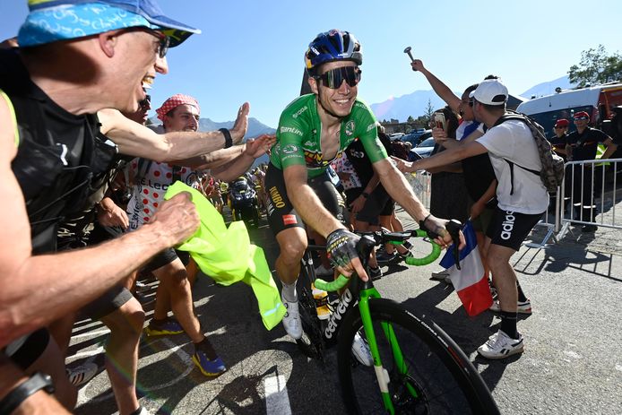 Op weg naar l'Alpe d'Huez kreeg Wout van Aert al een voorsmaakje van de supportersgekte die hem in Roeselare en Herentals te wachten staat.