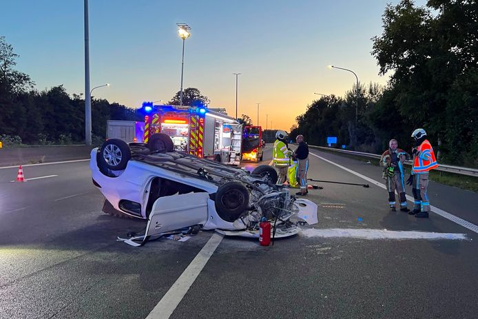 De wagen van de chauffeur belandde na een aanrijding met de middenberm ter hoogte van de oprit Erpe-Mere richting kust op zijn dak.