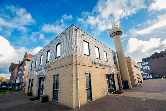 De Turkse gemeenschap in Apeldoorn verzamelde zich voor de zoektocht bij de Eyüp Sultan Moskee, vlakbij het station.