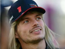 Max Verstappen steelt de show met een blonde pruik, maar waarom eigenlijk?