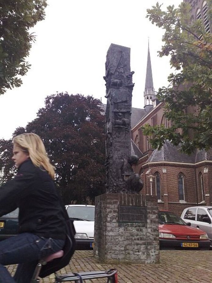 Schuin voor de Lambertuskerk aan het Mgr./ Bekkersplein staat de kijkzuil die Buijnsters heeft gemaakt aan de hand van de hisorie van het dorp Haaren Foto's Marcel Linssen/BD