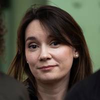 Macron noemde haar al in 2017 een verspreider van ‘leugenachtige propaganda’: nu moet Xenia Fedorova Frankrijk verlaten