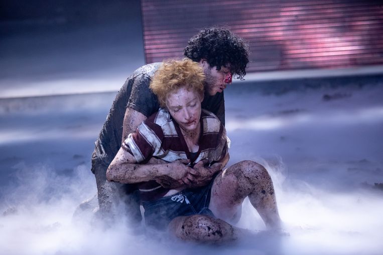Majd Mardo als zachtmoedige Orestes en Hélène Devos als pittige tomboy Elektra in 'Age of Rage'. Beeld Jan Versweyveld