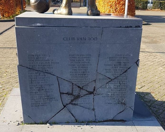 Standbeeld Jan van Roessel beschadigd.