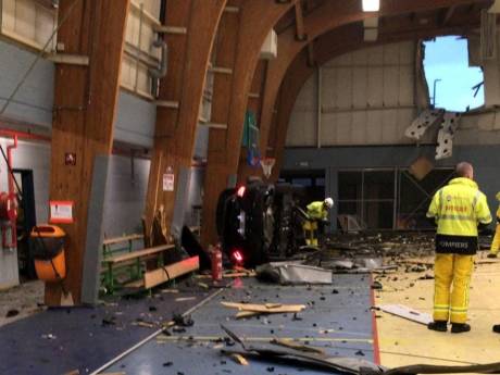 Une voiture percute un rond-point, s’envole et traverse un hall omnisports à Flémalle