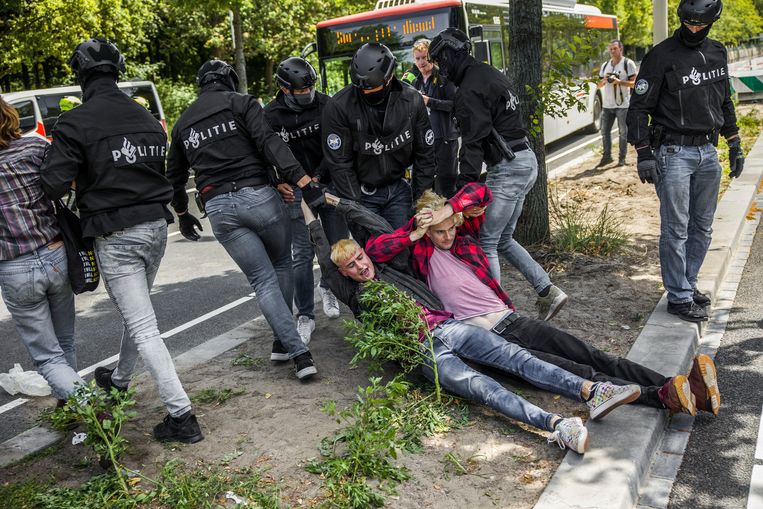 Demonstranten van Extinction Rebellion worden aangehouden bij een eerdere blokkade van de A12, 6 juli vorig jaar.
 Beeld Arie Kievit