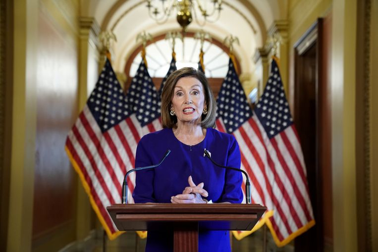 Nancy Pelosi, leider van de Democraten in het Huis van Afgevaardigden, kondigt hoorzittingen over een afzettingsprocedure tegen president Donald Trump aan. Beeld REUTERS