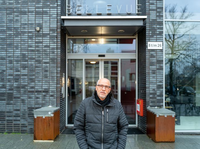 Bewoner Leo Janssen naast de plantenbakken die sinds kort bij de entree staan. „Eindelijk een buffer voor mensen die veilig de deur uit willen wandelen.”