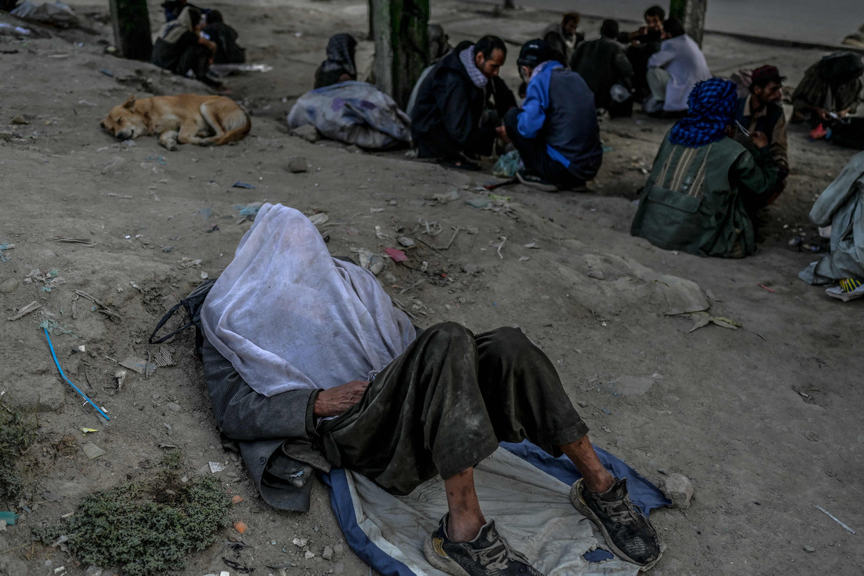 Een groep verslaafden gebruikt drugs in de Afghaanse hoofdstad Kaboel.  Beeld Bülent Kiliç / AFP