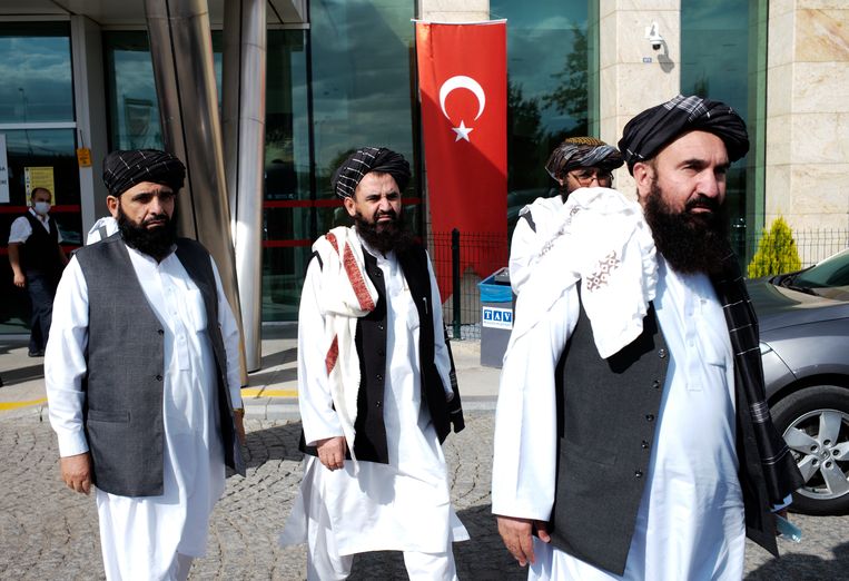Enkele leden van de talibandelegatie arriveren op de Esenboga-luchthaven in Ankara. Beeld AP