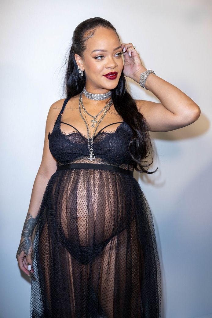 Enceinte Rihanna s affiche en culotte et nuisette la Fashion