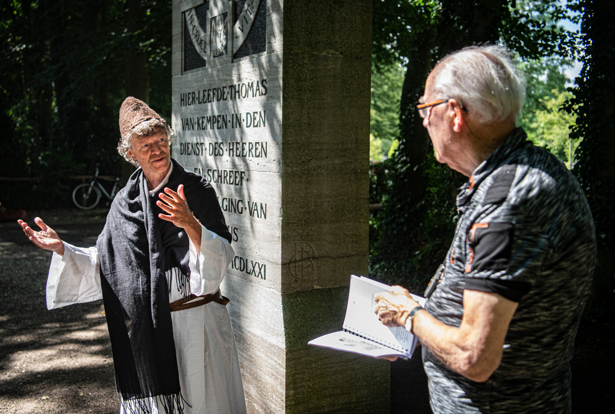 Mink de Vries (in kostuum) en Henk Olde bij het monument voor Thomas a Kempis op de Agnietenberg. Beeld Koen Verheijden